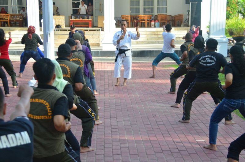  Gubernur Gorontalo Bekali Ilmu Karate Kepada Satpol PP