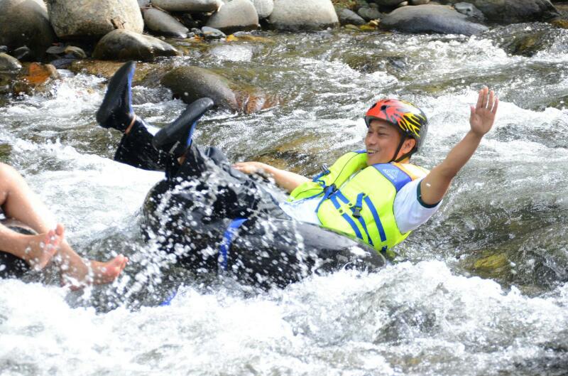  Gubernur Uji Adrenalin Ikut Arung Jeram di River Tubing Longalo