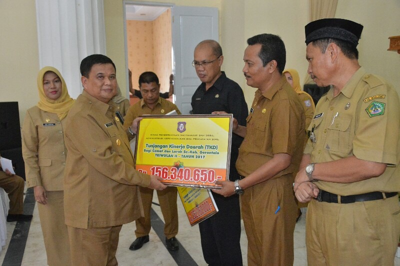  Pemprov Gorontalo Salurkan TKD Camat dan Lurah