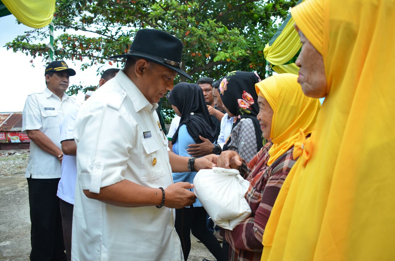  Bakti Sosial di Bone Bolango, Gubernur  Berikan Bantuan