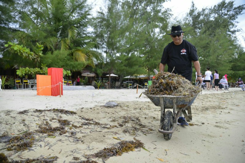  Rusli Habibie Bersih Bersih Pantai Bolihutuo