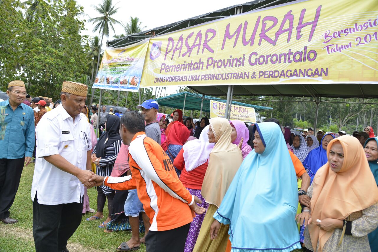  Gubernur Gorontalo Bagi Bantuan di Boalemo