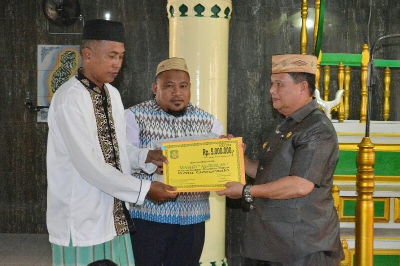  Wagub Serahkan Bantuan Operasional Masjid Al Ikhlas Talumolo