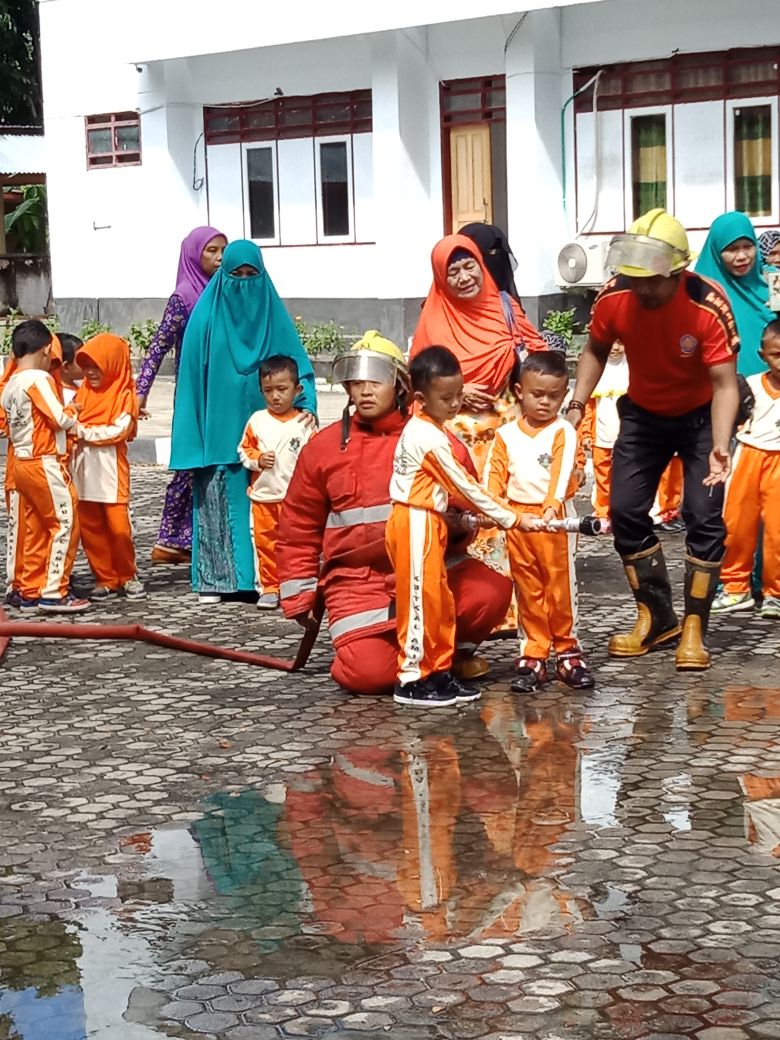  Anak-Anak TK Diperkenalkan Kerja Pemadam Kebakaran