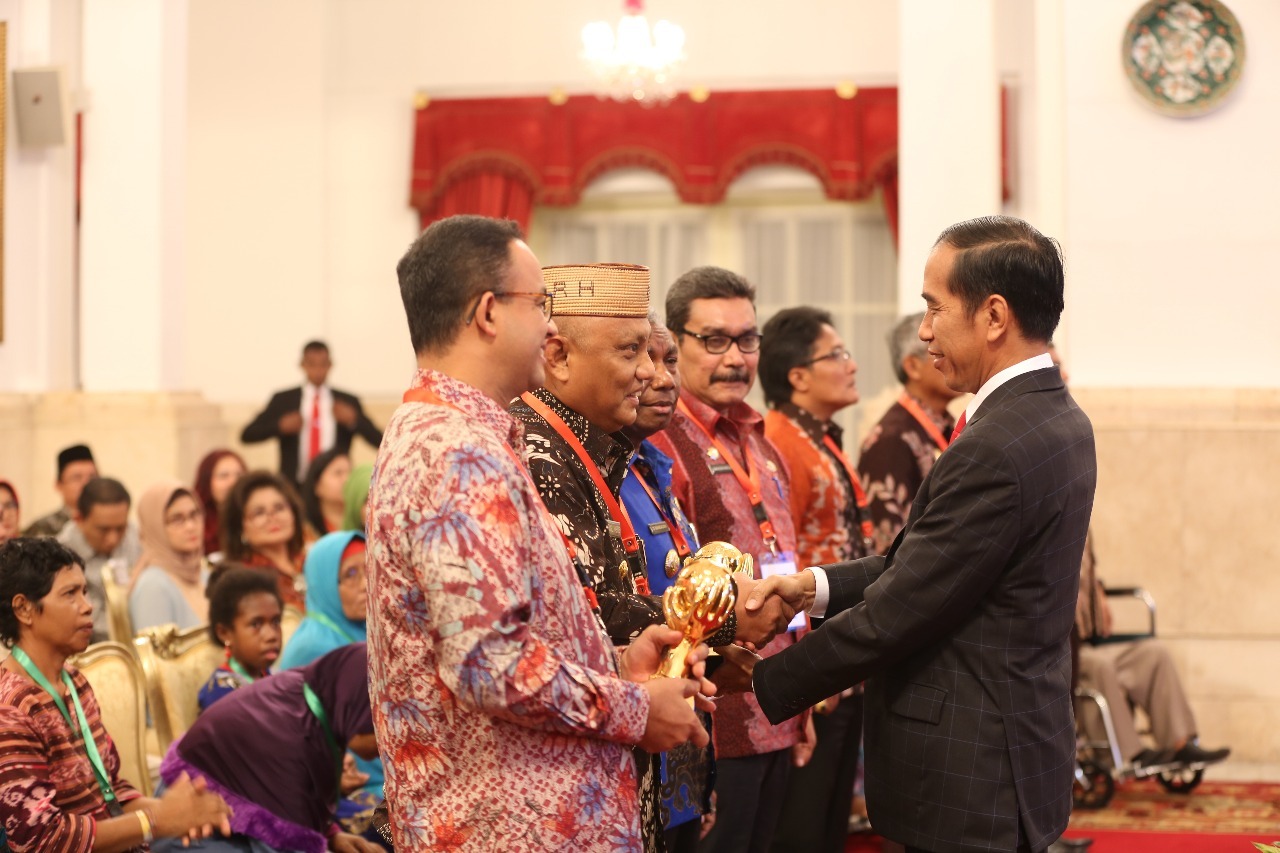  Gratiskan Kesehatan, Gubernur Gorontalo Terima Penghargaan dari Presiden