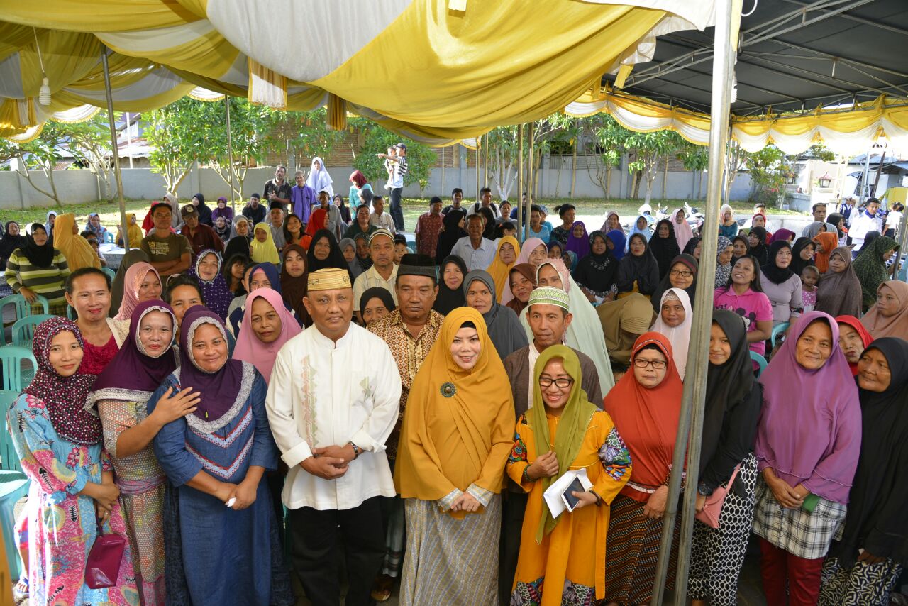  Gubernur Gorontalo dan Keluarga Silaturahim Bersama para Tetangga