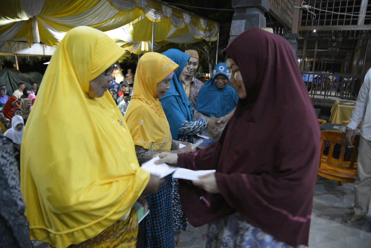  Gubernur dan Keluarga Sambangi Masyarakat Boalemo Berikan Bantuan