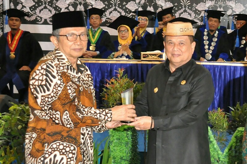  Rusli-Idris Terima Penghargaan Yusuf Polapa Award