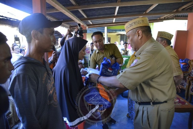  Tinjau Korban Kebakaran, Gubernur Gorontalo Serahkan Bantuan