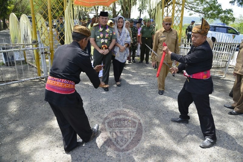  Kunker ke Gorontalo, Pangdam XIII/Merdeka Disambut Secara Adat