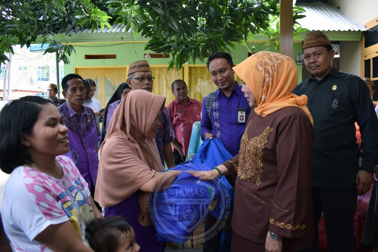  Temui Korban Kebakaran, Ketua TP.PKK Gorontalo Serahkan Bantuan