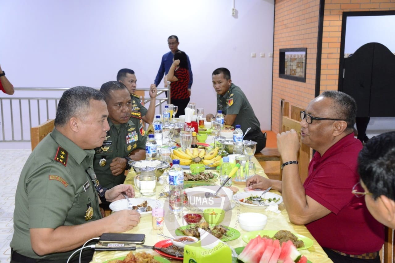  Gubernur Rusli Jamu Makan Malam Pangdam XIII Merdeka