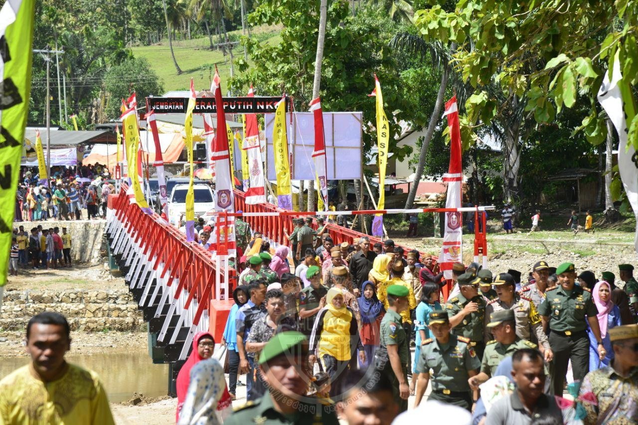  Gubernur Gorontalo dan Pangdam XIII/Merdeka Resmikan Jembatan Merah Putih NKRI