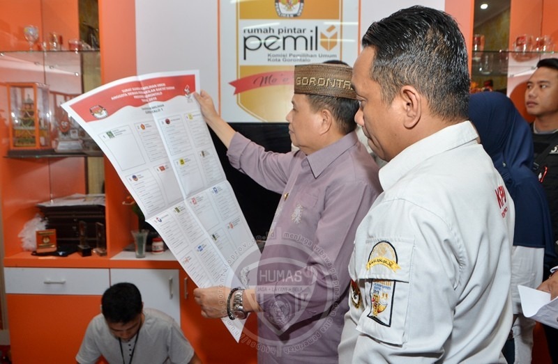  Wagub Gorontalo Pantau Proses Sortir dan Lipat Surat Suara