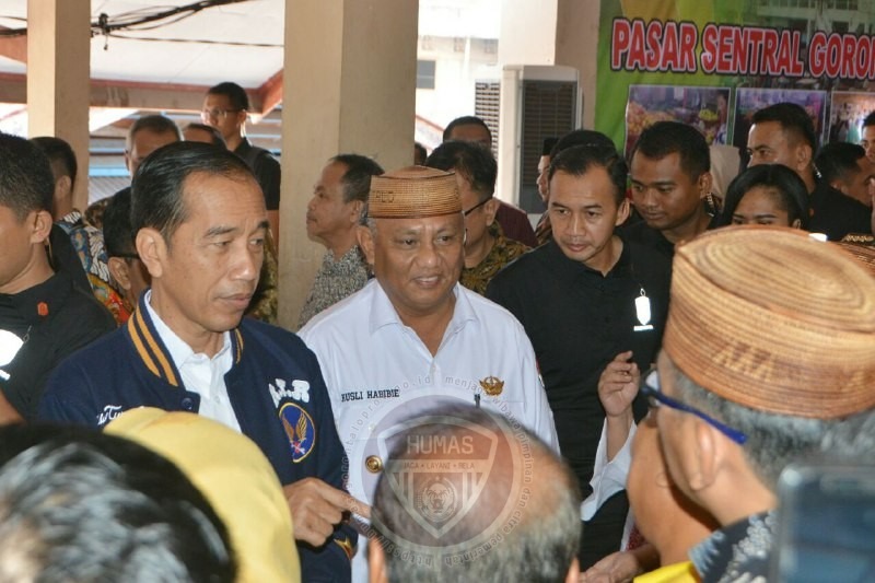  Kunjungi Pasar Sentral Gorontalo, Jokowi Salurkan Ultra Mikro