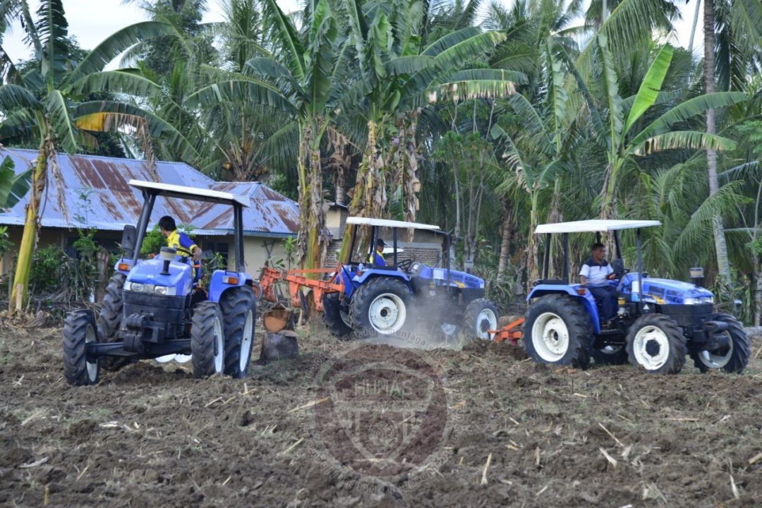  Gubernur Canangkan Bajak Lahan Pertanian Gratis