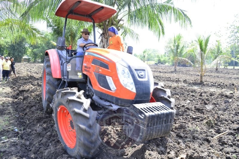  Petani Kabgor Mulai Nikmati Bajak Lahan Gratis