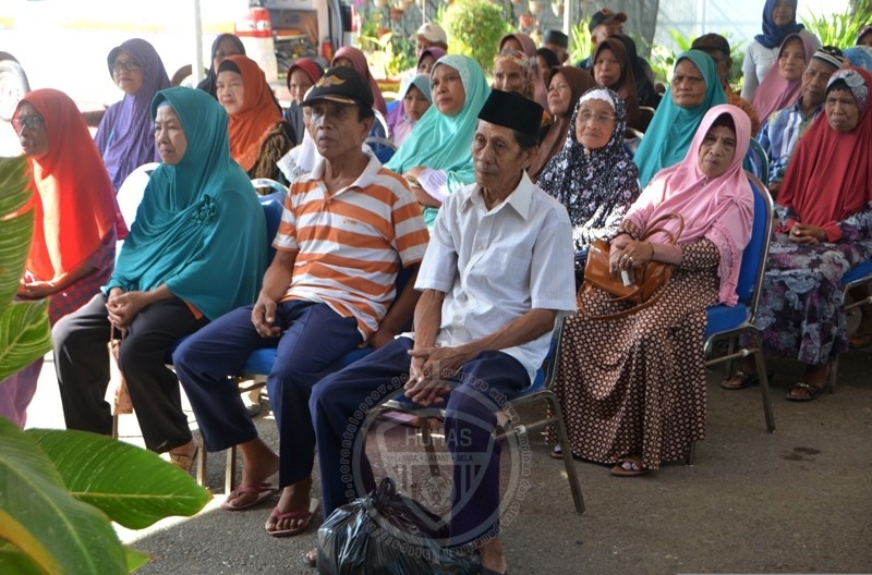  100 Lansia Terima Bantuan Bahan Pokok Ramadan