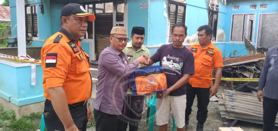  BPBD Gorontalo Serahkan Bantuan Korban Kebakaran