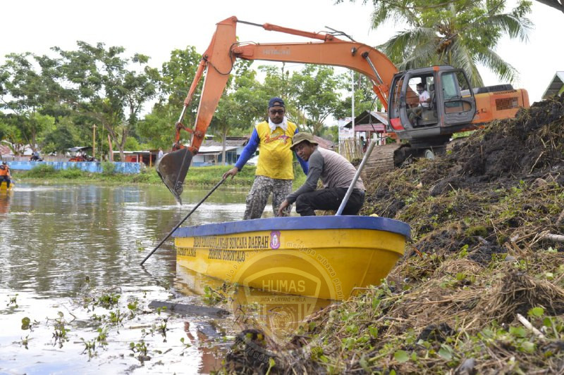  7.500 Kubik Eceng Gondok Dibersihkan dari Danau Perintis