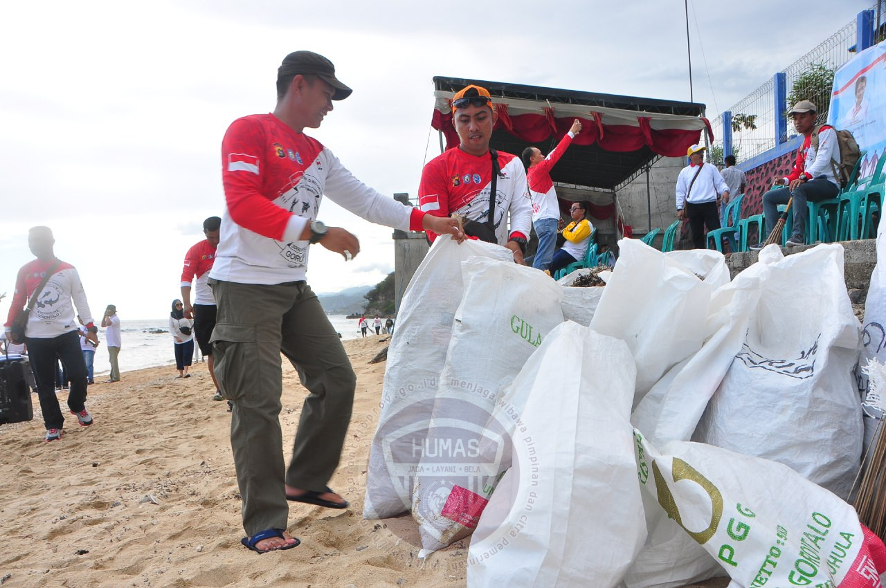  Gerakan Bersih Pantai DKP Berhasil Kumpulkan 2,5 ton Sampah