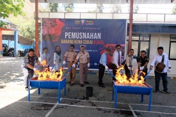  KPPBC Gorontalo Musnahkan 4.000 Batang Rokok dan 3.527 Botol Minuman Beralkohol