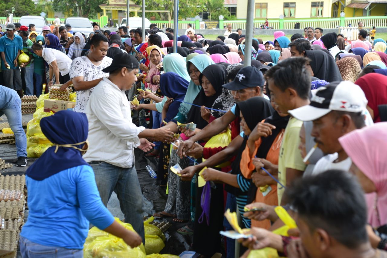  1.000 Warga Limboto Barat Nikmati Pasar Murah