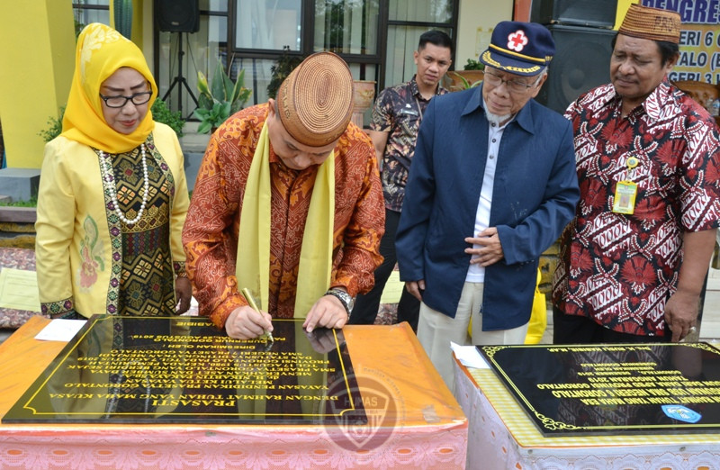  Wagub Gorontalo Resmikan Tiga Unit SMA