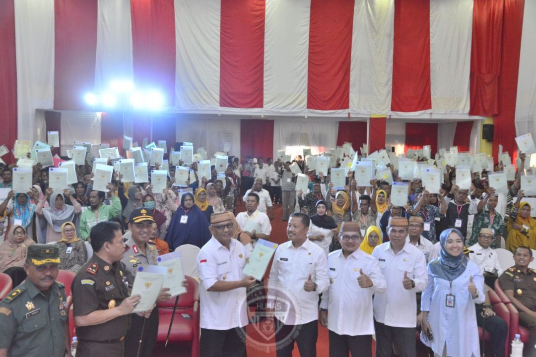  Gubernur Gorontalo Serahkan 1000 Sertifikat Tanah