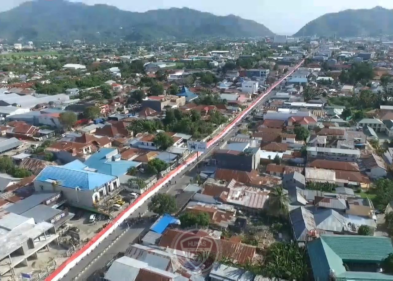  2301 Meter Bendera Merah Putih Cetak Rekor MURI