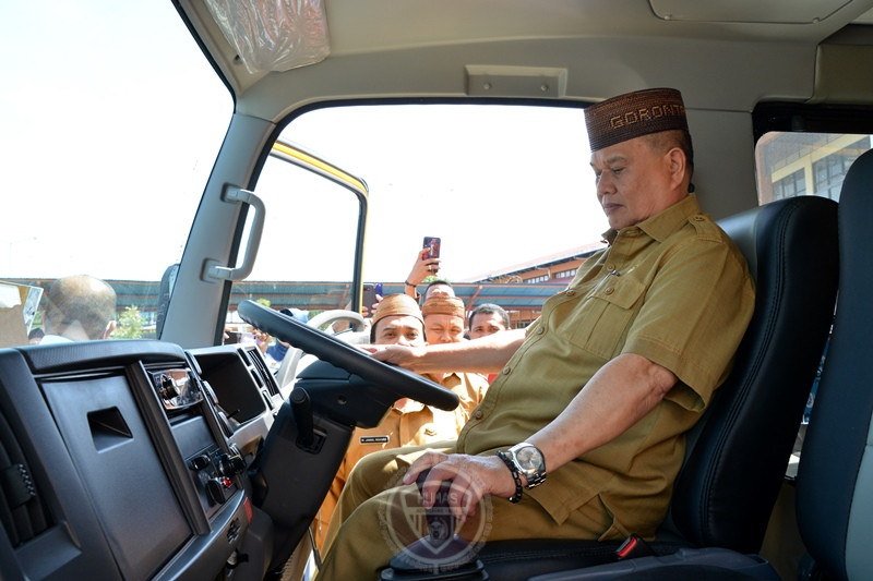  Wagub Gorontalo Serahkan Bus Sekolah Bantuan Kemenhub