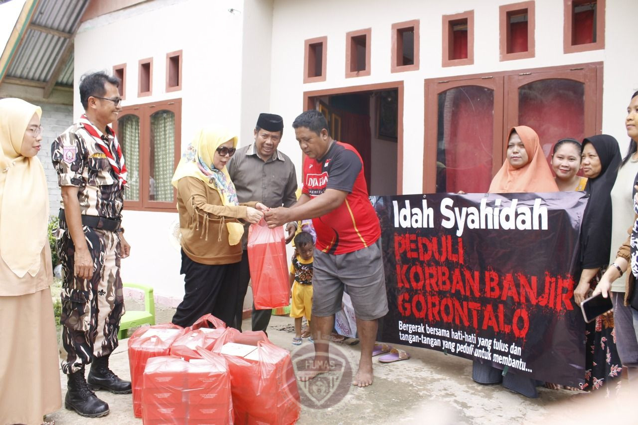  Aksi Cepat Istri Gubernur Berbagi Dengan Korban Banjir