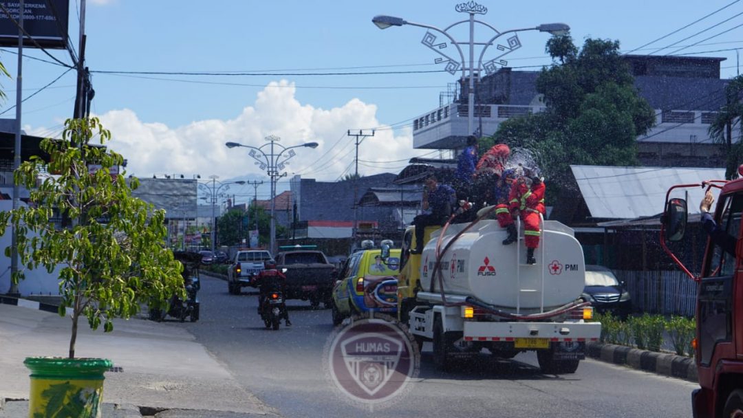  Jalan Utama dan Pasar Sentral Disemprot Disinfektan