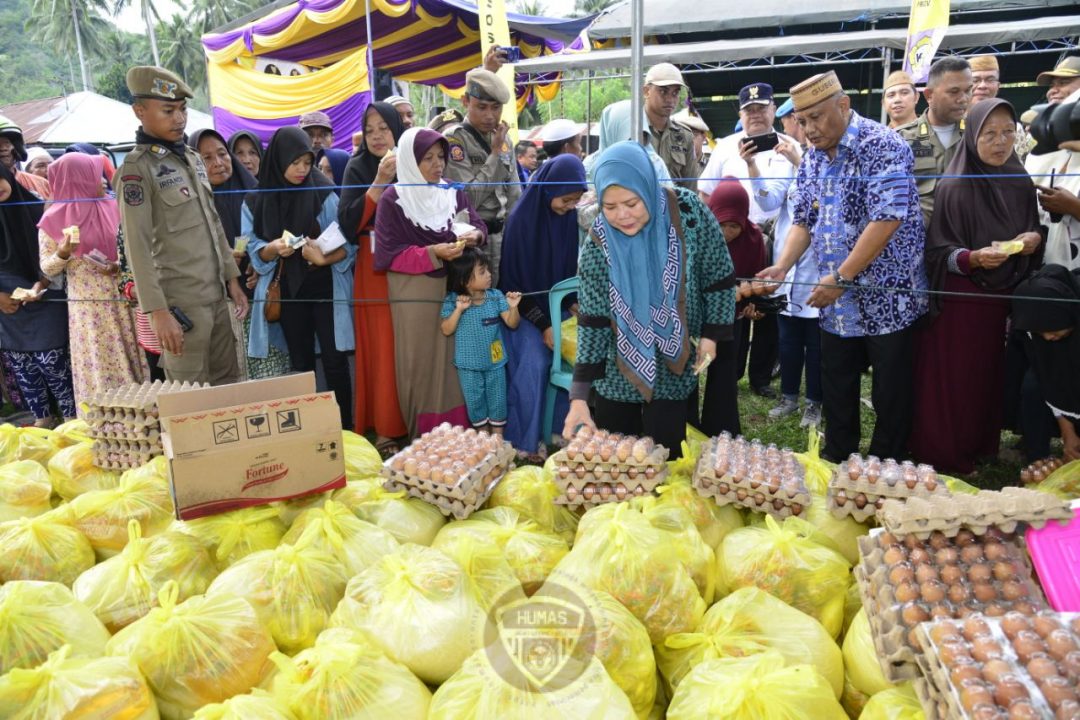  Gubernur dan Istri Layani Masyarakat Hingga Sembako Habis