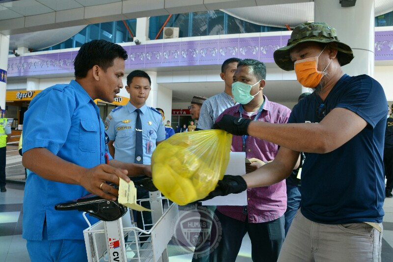  Porter dan Pekerja Bandara Gorontalo Terima Bantuan Bahan Pangan