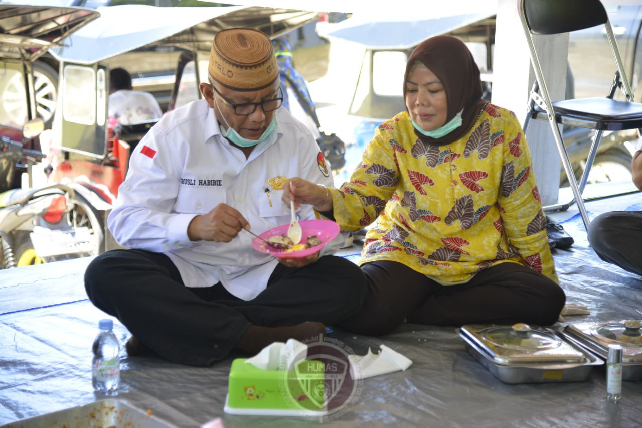 Gubernur Gorontalo Nikmati Makanan Dapur Umum Mobile