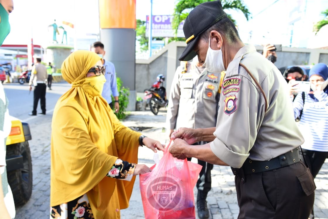  Rusli Ditemani Idah Bagi-bagi Takjil ke Petugas