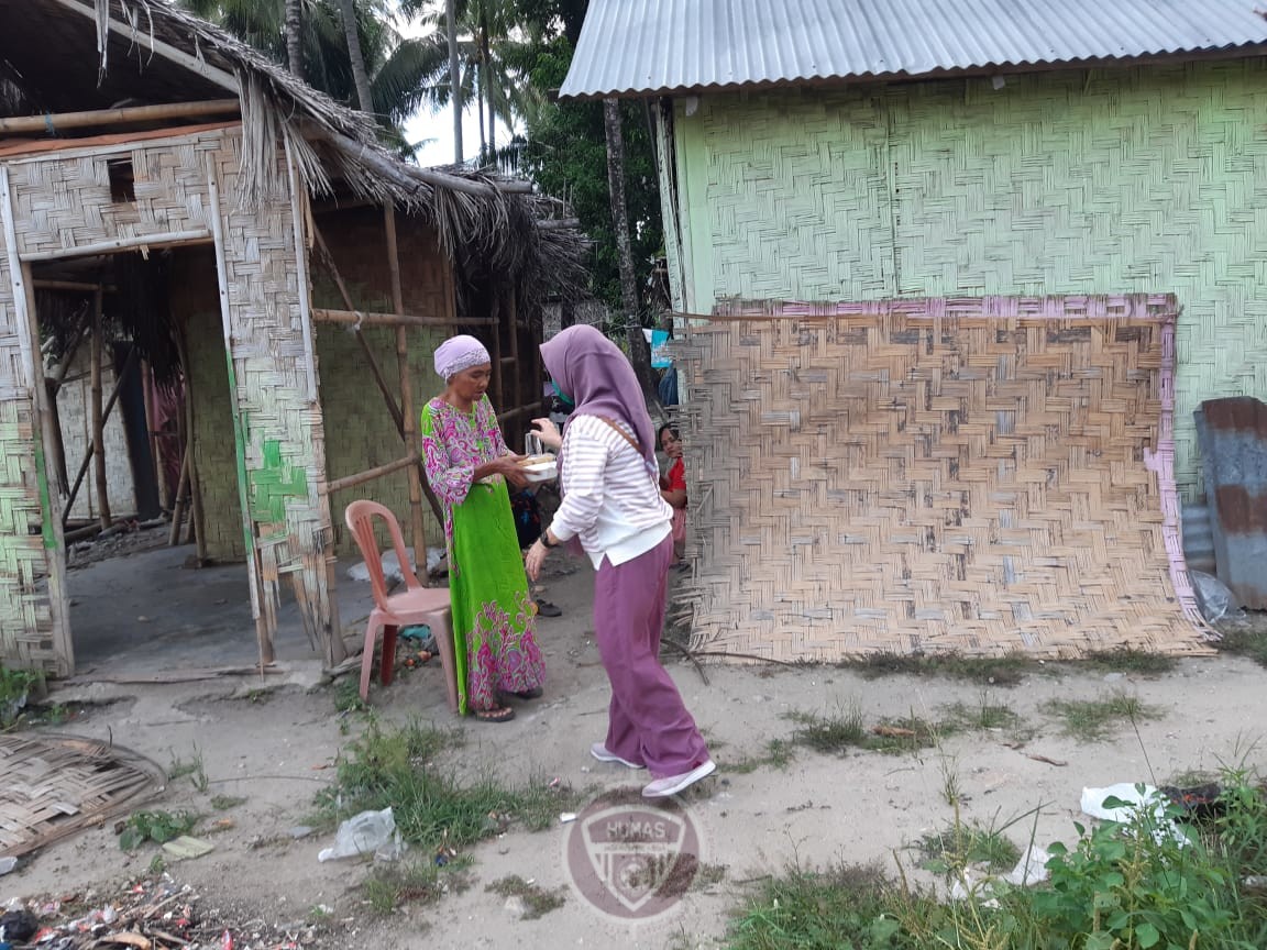  OPD Pemprov Gorontalo Bagi-bagi Takjil ke Warga