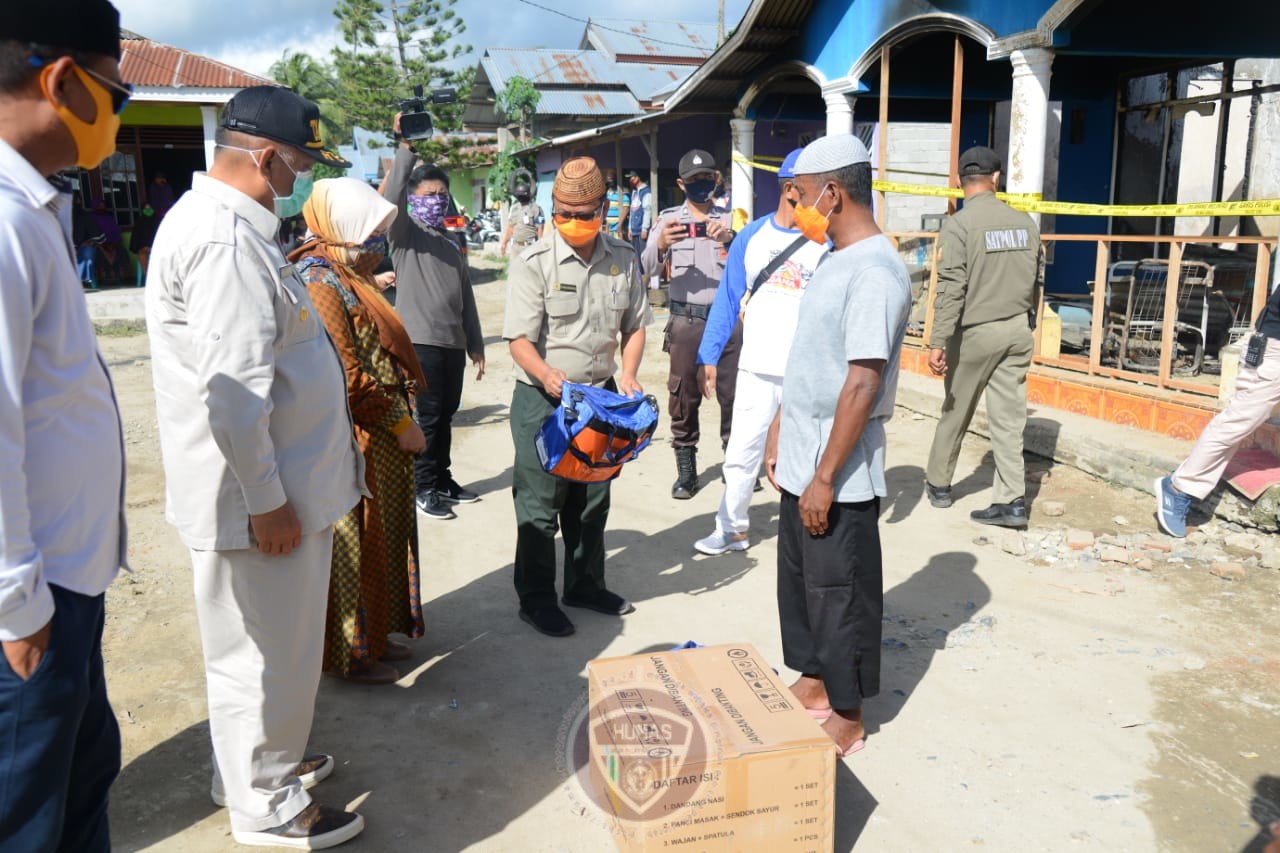  Gubernur Gorontalo Bantu Korban Kebakaran di Limehe Timur