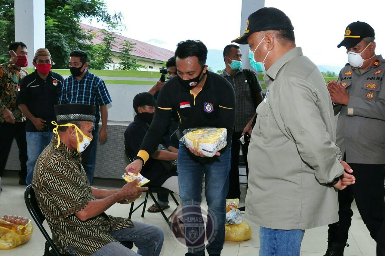  Gubernur Rusli Salurkan Bantuan Benih Jagung di Tolangohula