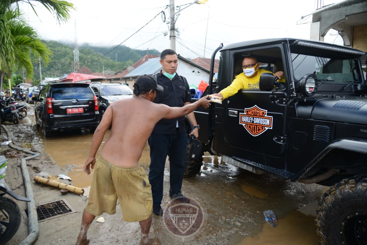  Keliling Lokasi Banjir, Gubernur Rusli Bagikan Makanan