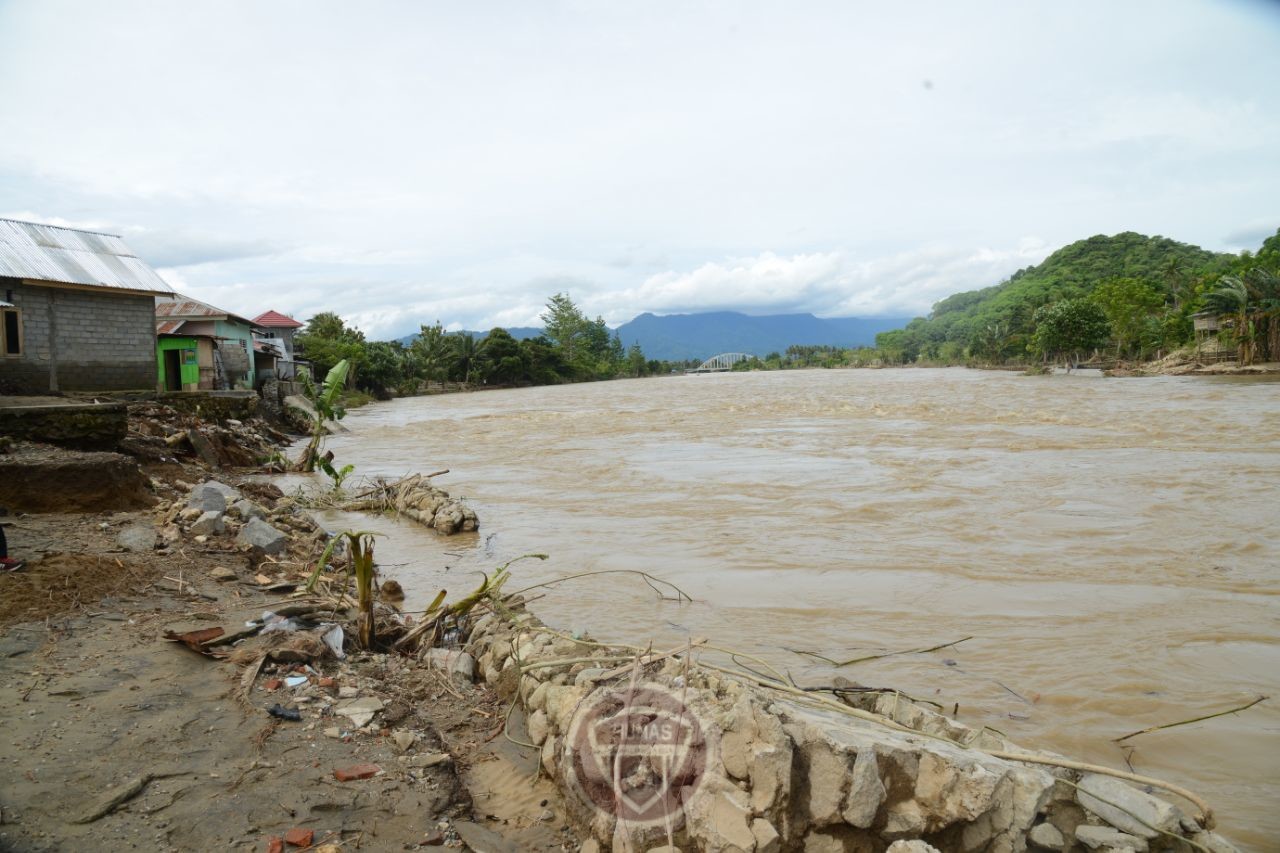  Karung Pasir Jadi Tanggul Darurat di Kelurahan Bugis