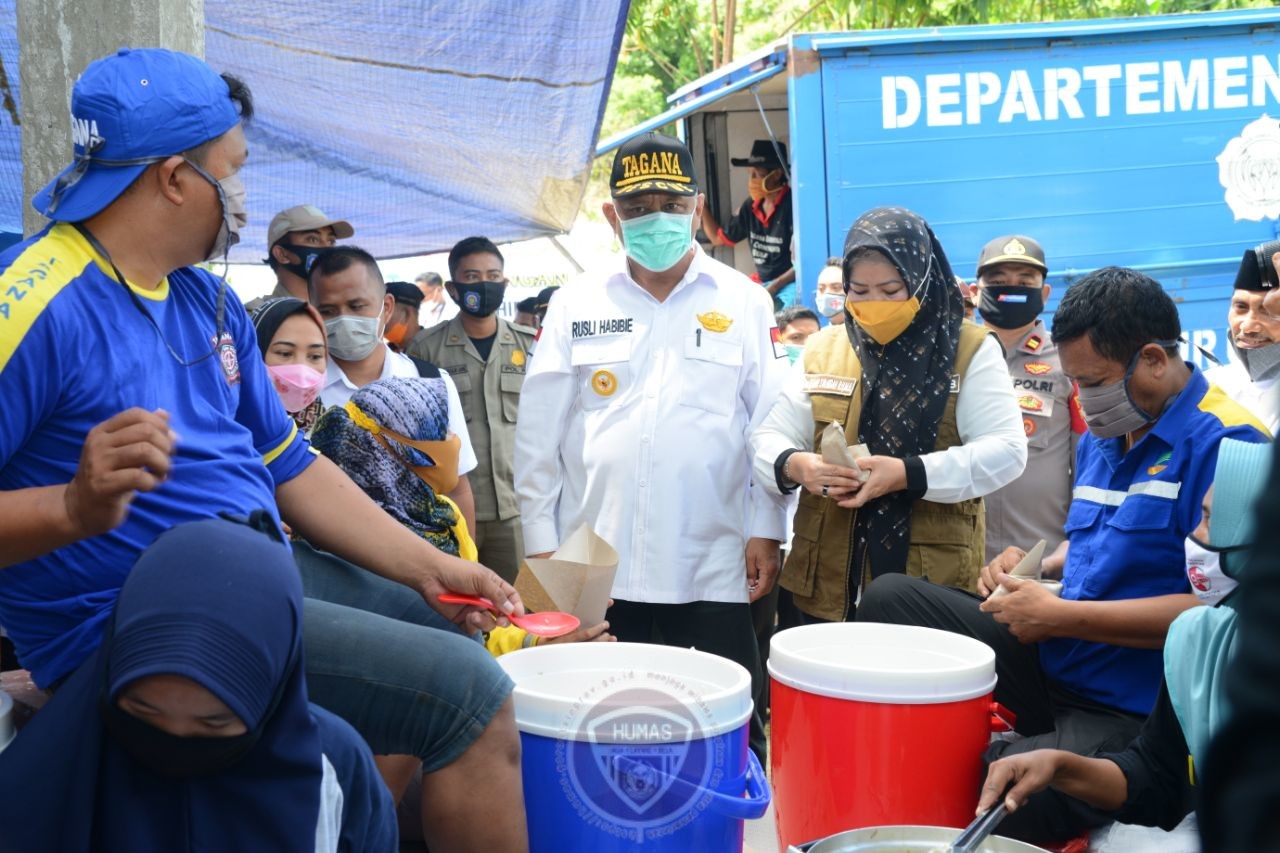  Tinjau Dapur Umum di Bilato, Gubernur Rusli Semangati Petugas