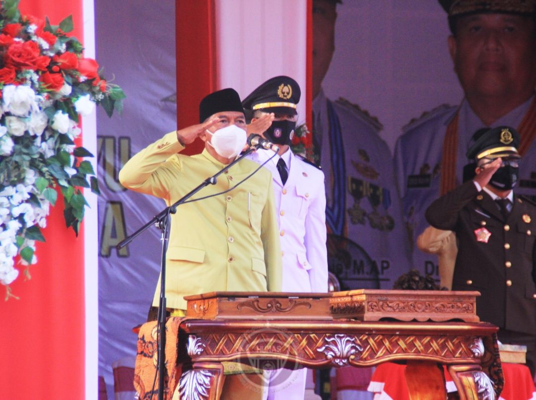  Sekda Darda Irup Penurunan Bendera di Rujab Gubernur