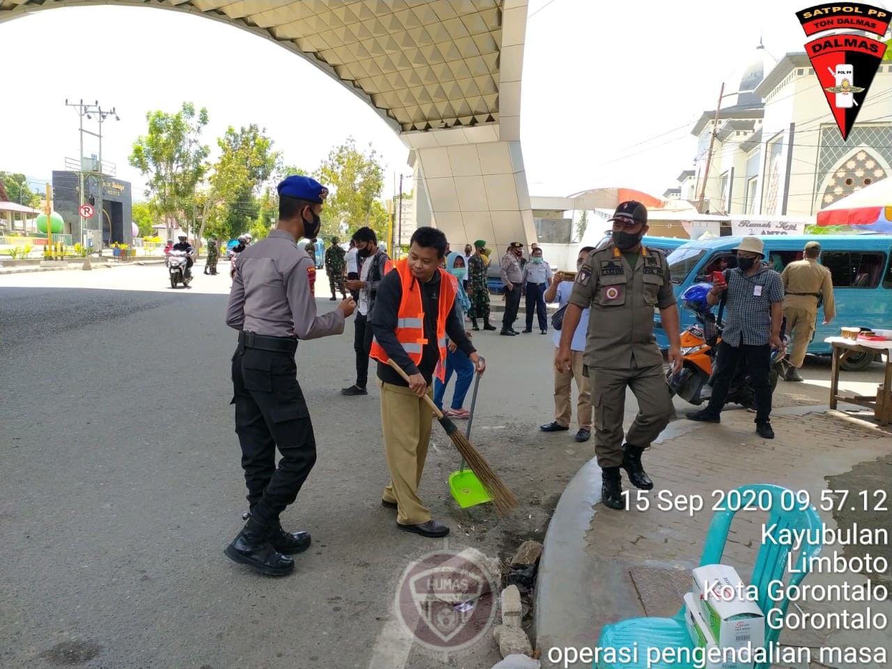  Aparat Gabungan Gelar Razia Protokol Kesehatan, Pelanggar Disuruh Menyapu