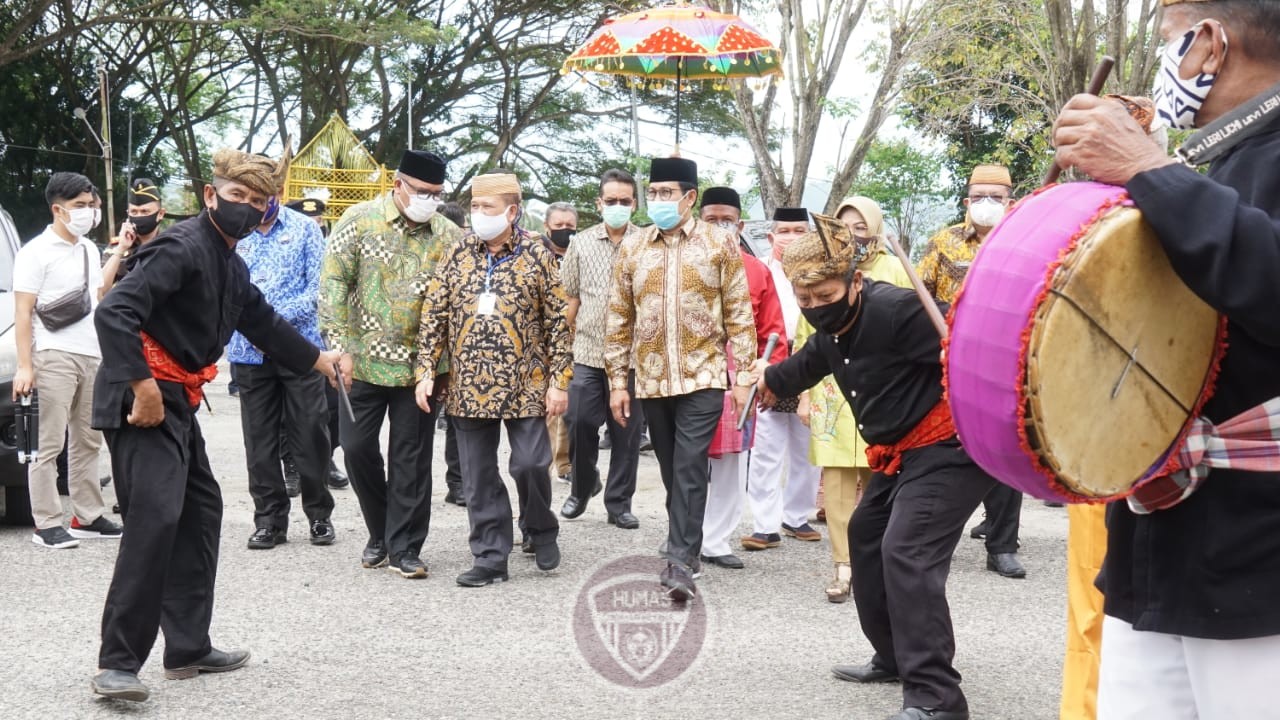  Kunker ke Gorontalo, Mendes PDTT Disambut Adat Mopotilolo