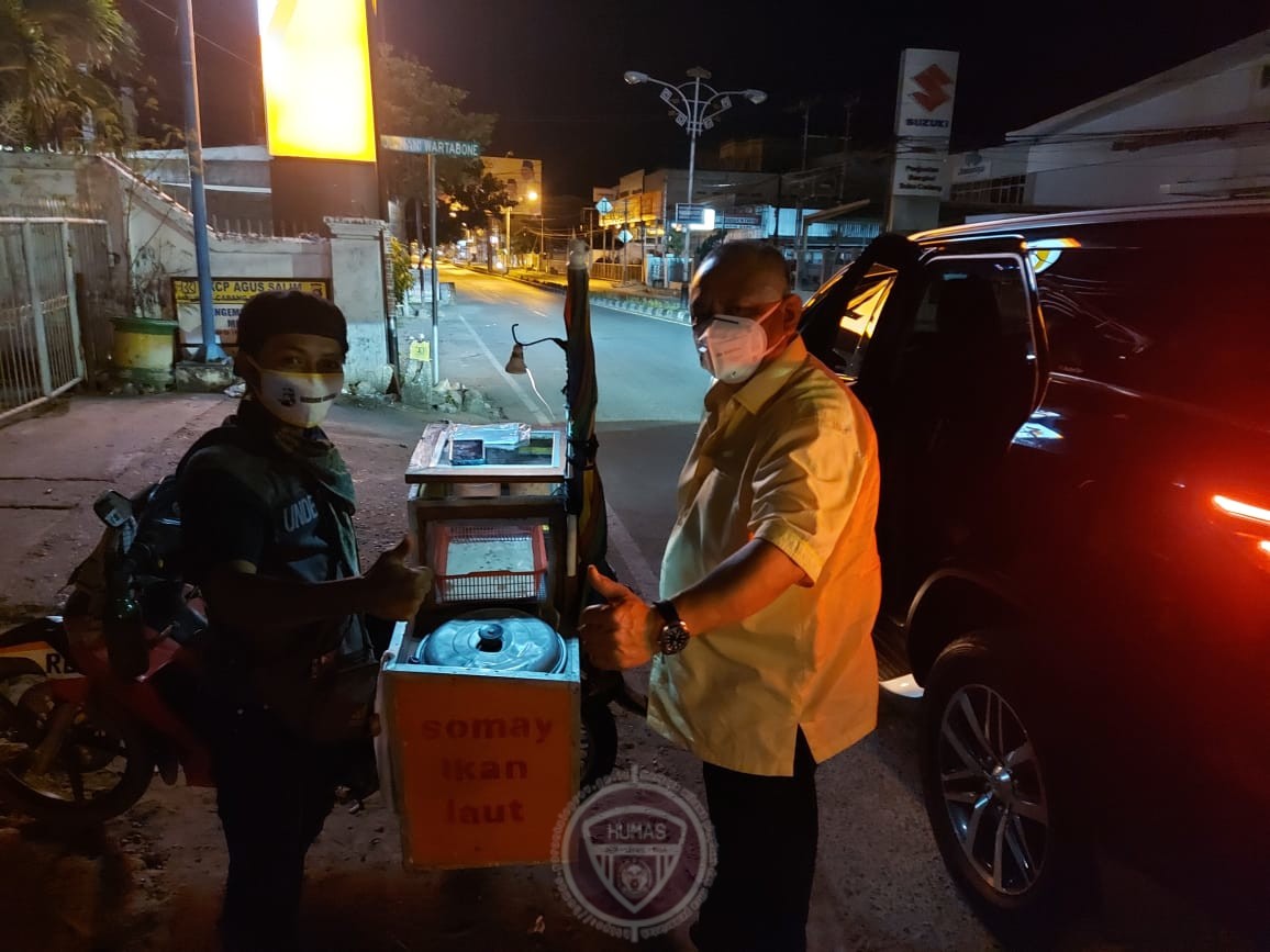  Pantau Suasana Kota Gorontalo, Rusli Sapa Penjual Somay Keliling