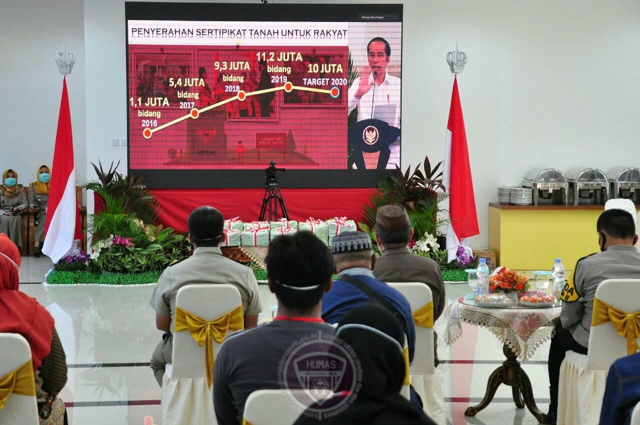  Presiden Jokowi Serahkan Satu Juta Sertipikat Tanah Secara Virtual