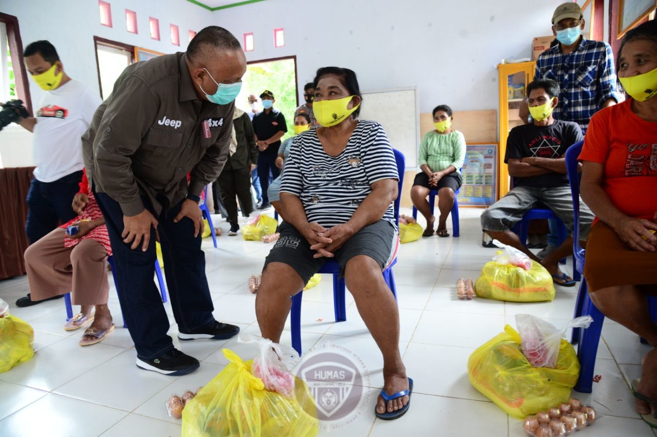  Gubernur Gorontalo Berbagi Sembako dengan Warga Kristiani Gorut