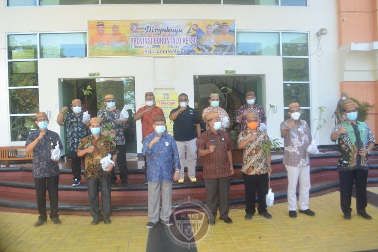  Pemprov Gorontalo Bagi-bagi Bibit Pohon Produktif di Ultah ke-20